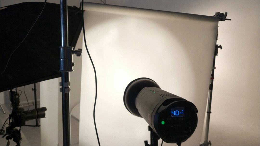 镜头背后的匠心 摄影师的工作状态与红狼制作的专业服务